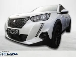 Weiss Gebraucht 2023 Peugeot 2008 Allure SUV | 25.290 € (Teuer)