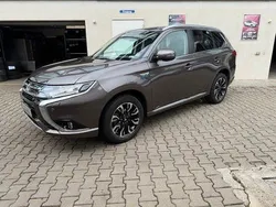 Braun Gebraucht 2017 Mitsubishi Outlander P-HEV Top SUV | 18.990 € (Guter Preis)