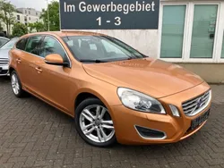 Braun Gebraucht 2013 Volvo V60 Momentum Kombi | 7.900 € (Fairer Preis)