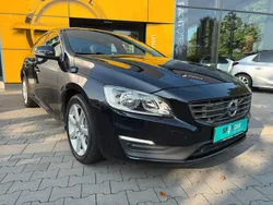 Blau Gebraucht 2017 Volvo S60 Momentum Limousine | 18.880 € (Guter Preis)