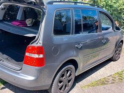 Grau Gebraucht 2006 VW Touran Van / Kleinbus | 5.884 €