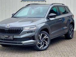 Graphitegrau metallic Neu 2025 Skoda Karoq SportLine SUV | 41.390 € (Fairer Preis)
