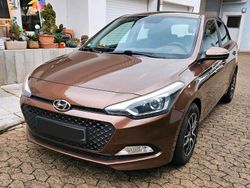 Braun Gebraucht 2016 Hyundai i20 Limousine | 7.400 € (Fairer Preis)