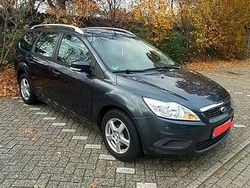 Grau Gebraucht 2010 Ford Focus Kombi | 1.700 € (Guter Preis)