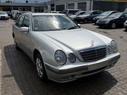 Silber Gebraucht 2001 Mercedes E200 Classic Limousine | 2.850 € (Fairer Preis)