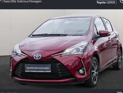 Rot Gebraucht 2018 Toyota Yaris Hybrid Limousine | 13.990 € (Fairer Preis)