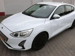 Weiß Gebraucht 2018 Ford Focus Trend Limousine | 10.680 € (Fairer Preis)