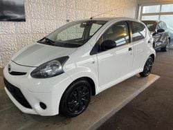 Weiß Gebraucht 2013 Toyota Aygo Basis Kleinwagen | 4.980 € (Fairer Preis)
