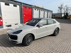 Grau Gebraucht 2022 Porsche Cayenne SUV | 108.250 € (Teuer)