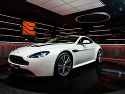 Weiß Gebraucht 2010 Aston Martin V12 Vantage | 129.900 €