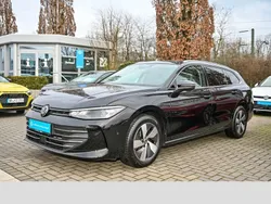 Grenadillschwarz metallic Gebraucht 2024 VW Passat Comfortline Kombi | 34.990 € (Guter Preis)