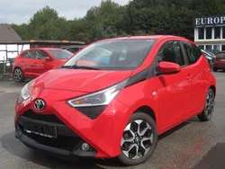 Rot Gebraucht 2019 Toyota Aygo X-play Kleinwagen | 8.600 € (Fairer Preis)
