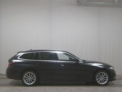 Schwarz Gebraucht 2023 BMW 318 Shadowline Kombi | 21.780 € (Superpreis)