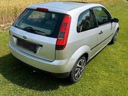 Grau Gebraucht 2002 Ford Fiesta Kleinwagen | 1.550 € (Fairer Preis)