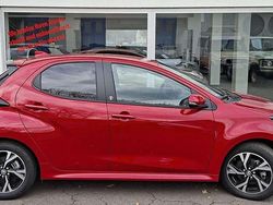 Karminarot Gebraucht 2024 Toyota Yaris Hybrid Comfort Kleinwagen | 22.990 €