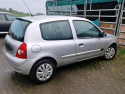 Silber Gebraucht 2005 Renault Clio II Kleinwagen | 2.750 €