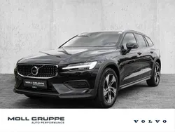 Onyx black / metallic Gebraucht 2023 Volvo V60 CC Plus Kombi | 35.350 € (Superpreis)