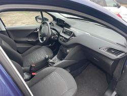 Blau Gebraucht 2016 Peugeot 208 Kleinwagen | 5.500 €