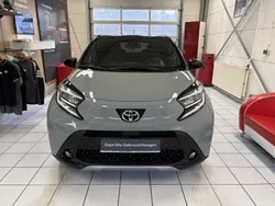 Urban khaki / night sky black Gebraucht 2023 Toyota Aygo X-plore Kleinwagen | 21.990 € (Teuer)
