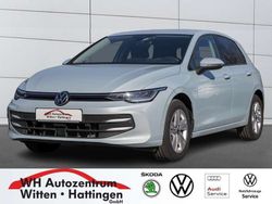 Crystal ice blue metallic Gebraucht 2024 VW Golf VIII Life Limousine | 25.229 € (Fairer Preis)
