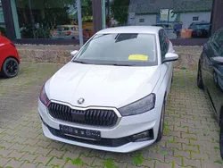 Weiß Gebraucht 2023 Skoda Fabia Selection Limousine | 16.900 € (Fairer Preis)