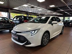 Weiß Gebraucht 2023 Toyota Corolla Hybrid Team Limousine | 17.700 € (Fairer Preis)