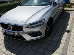 Silber Gebraucht 2021 Volvo V60 Momentum Kombi | 25.600 € (Fairer Preis)