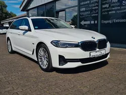 Weiß Gebraucht 2022 BMW 530e Sport Line Kombi | 32.990 € (Superpreis)