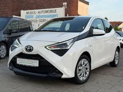 Weiß Gebraucht 2021 Toyota Aygo X-play Kleinwagen | 11.490 € (Fairer Preis)