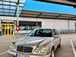 Silber Gebraucht 1999 Mercedes E240 Limousine | 7.000 €