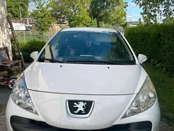 Weiß Gebraucht 2009 Peugeot 207 Kleinwagen | 1.500 €
