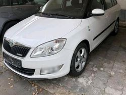 Weiß Gebraucht 2012 Skoda Fabia Kombi | 6.450 €