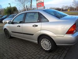 Grau Gebraucht 2001 Ford Focus Ghia Limousine | 1.299 € (Guter Preis)