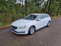 Weiß Gebraucht 2014 Volvo V60 Momentum Kombi | 6.699 € (Fairer Preis)