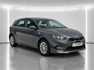Neu Kia Ceed 140 PS (102 kW) 2025 Experience grün metallic Kleinwagen