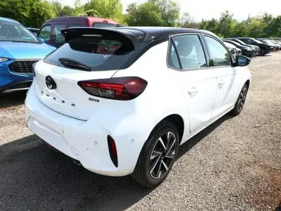 Neu Opel Corsa 101 PS (74 kW) 2025 Arktis weiß / dachfarbe schwarz arktis weiß / dachfarbe schwarz Kleinwagen