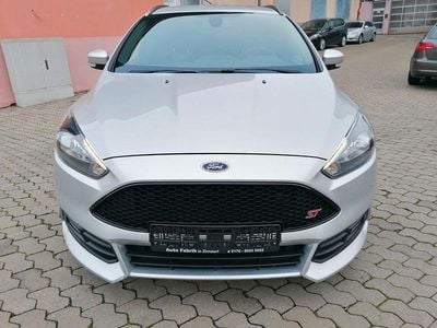 Silber Gebraucht 2015 Ford Focus ST Limousine | 11.200 € (Guter Preis)