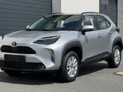 Neu Toyota Yaris Cross Active 116 PS (85 kW) 2026 Shimmering silver SUV