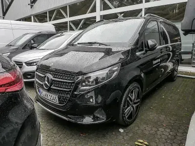 Gebraucht Mercedes V300 Avantgarde 237 PS (174 kW) 2025 Schwarz Van / Kleinbus