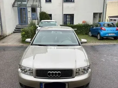 Gebraucht Audi A4 102 PS (75 kW) 2003 Gold Limousine