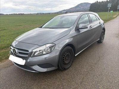 Gebraucht Mercedes A180 122 PS (89 kW) 2015 Grau Limousine