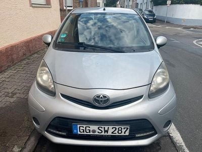 Gebraucht Toyota Aygo 68 PS (50 kW) 2012 Silber Kleinwagen