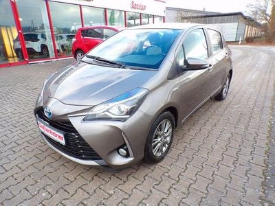Grau Gebraucht 2017 Toyota Yaris Hybrid Comfort Limousine | 13.900 € (Fairer Preis)