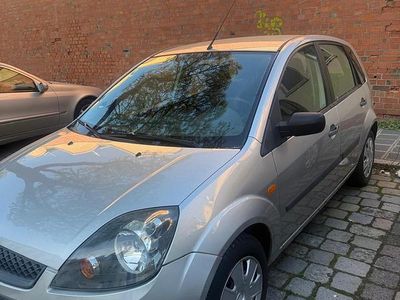 Gebraucht Ford Fiesta 60 PS (44 kW) 2007 Silber Kleinwagen