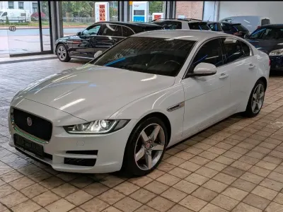 Gebraucht Jaguar XE Prestige 241 PS (177 kW) 2015 Weiß Limousine
