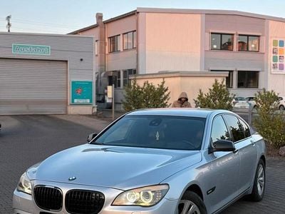 Gebraucht BMW 740 306 PS (225 kW) 2011 Silber Limousine