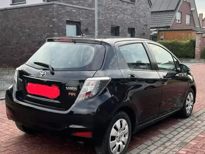 Gebraucht Toyota Yaris 69 PS (50 kW) 2014 Schwarz Kleinwagen