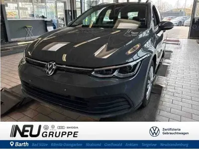 Gebraucht VW Golf VIII Life 131 PS (96 kW) 2023 Delfingrau (metallic) Kombi