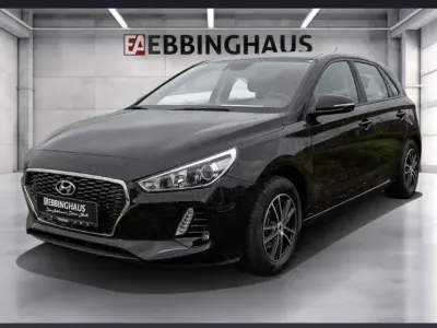 Gebraucht Hyundai i30 Select 101 PS (74 kW) 2018 Schwarz Kleinwagen