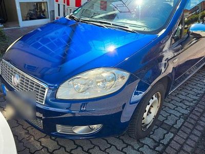 Usado Fiat Linea 77 HP (56 kW) 2011 Azul Sedan